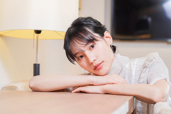 緊迫感あふれる映画の“唯一の癒し”に。女優・南沙良、18歳の今