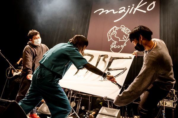 majikoが東名阪ツアーに向けた“書”も披露！　ニューアルバム発売記念ライブを開催