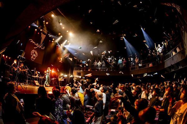 majikoが東名阪ツアーに向けた“書”も披露！　ニューアルバム発売記念ライブを開催