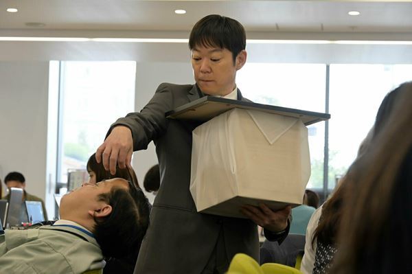 【おとな向け映画ガイド】空気の読めない男の優しいこだわり──阿部サダヲ主演『アイ・アム まきもと』