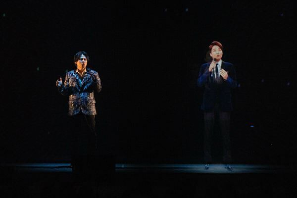 『Japan Musical Festival 2022』より中川晃教（左）と、最新技術フュージョンウォール（Fusion Wall）でスクリーンに登場した井上芳雄（右） (C)CS日テレ