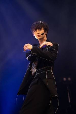 『超特急と成人式』オフィシャルレポ到着、トークコーナーではメンバーのプライベート写真も公開