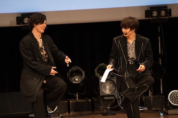 『超特急と成人式』オフィシャルレポ到着、トークコーナーではメンバーのプライベート写真も公開