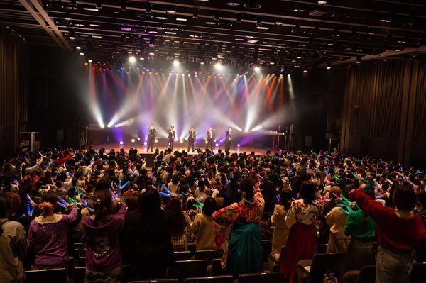 『超特急と成人式』オフィシャルレポ到着、トークコーナーではメンバーのプライベート写真も公開