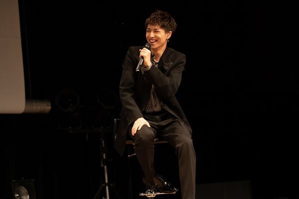 『超特急と成人式』オフィシャルレポ到着、トークコーナーではメンバーのプライベート写真も公開