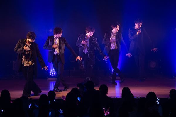 『超特急と成人式』オフィシャルレポ到着、トークコーナーではメンバーのプライベート写真も公開