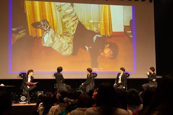 『超特急と成人式』オフィシャルレポ到着、トークコーナーではメンバーのプライベート写真も公開