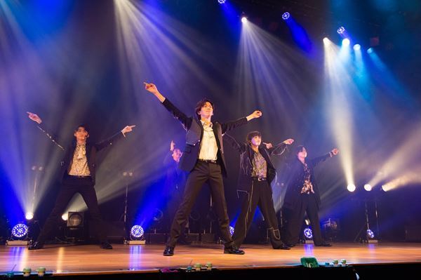 『超特急と成人式』オフィシャルレポ到着、トークコーナーではメンバーのプライベート写真も公開