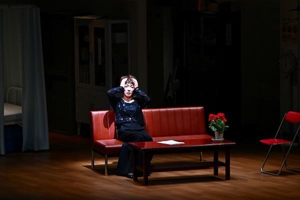 極限状態の教師たちが繰り広げる“笑える悲劇” 二兎社『歌わせたい男たち』上演中