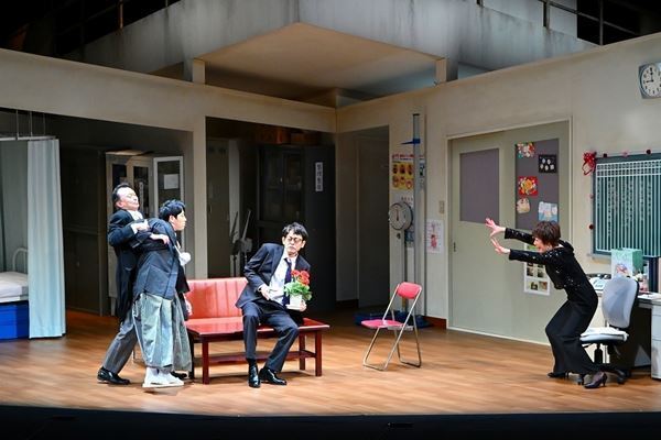 極限状態の教師たちが繰り広げる“笑える悲劇” 二兎社『歌わせたい男たち』上演中