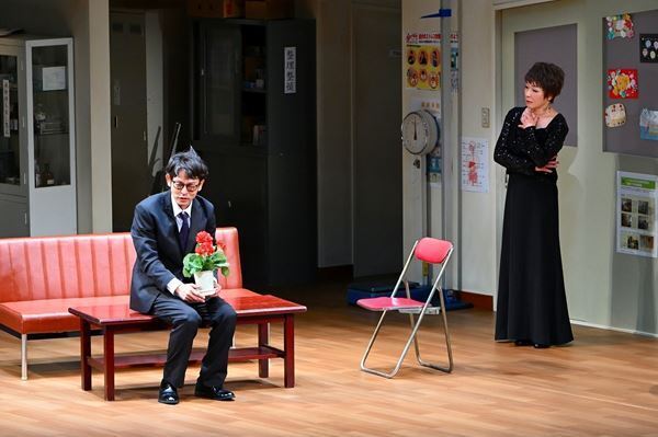 極限状態の教師たちが繰り広げる“笑える悲劇” 二兎社『歌わせたい男たち』上演中