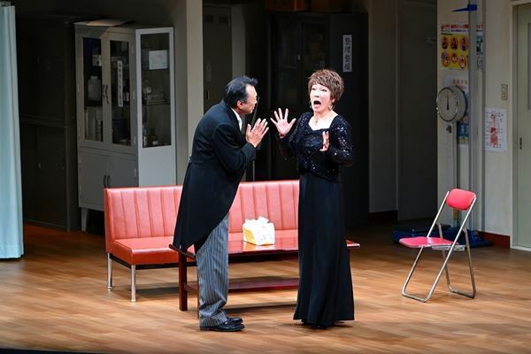 極限状態の教師たちが繰り広げる“笑える悲劇” 二兎社『歌わせたい男たち』上演中