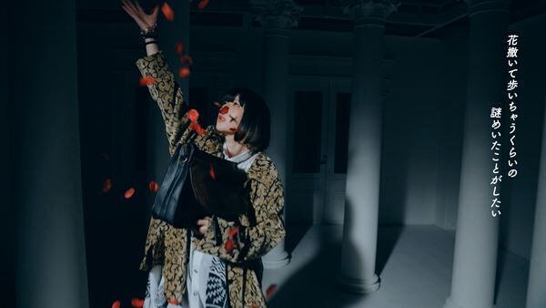 “サボりの悪魔”と化したmajikoがサラリーマンを逃避に誘う、新曲「交差点」MV公開