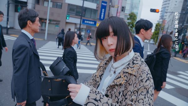 “サボりの悪魔”と化したmajikoがサラリーマンを逃避に誘う、新曲「交差点」MV公開