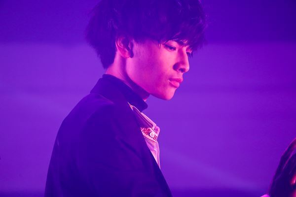 更なる成長と挑戦を見せつけた圧巻のステージ「原因は自分にある。」配信ライブレポート