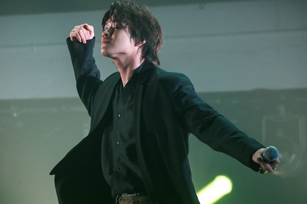 更なる成長と挑戦を見せつけた圧巻のステージ「原因は自分にある。」配信ライブレポート