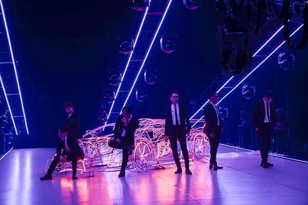 EXILE TRIBE総勢8組60名が大晦日に集結、この日ならではのコラボも飛び出したカウントダウン公演