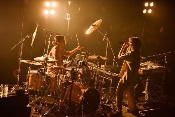 [Alexandros]が“新人バンド”の気持ちで奏でた偶然の歴史 『ALEATORIC TOMATO Tour 2021』大阪公演レポート