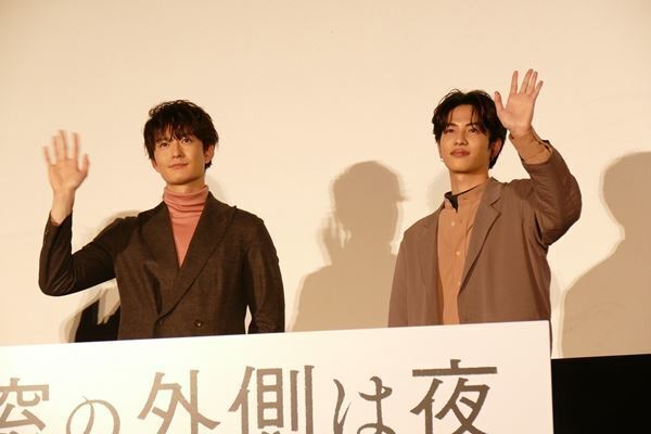 岡田将生＆志尊淳、連想ゲームで驚きの以心伝心！『さんかく窓の外側は夜』ヒット御礼