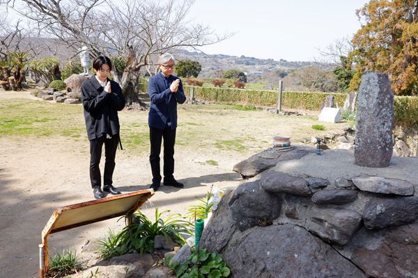 小池徹平×堤幸彦、島原・天草で成功祈願　舞台『魔界転生』上演に向けて