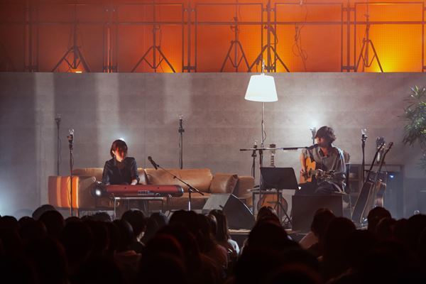 [Alexandros]川上洋平、初のソロアコースティックライブでカバー含む全21曲を熱唱