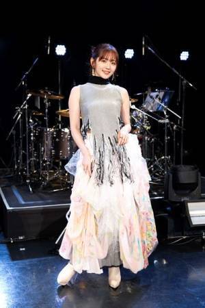 鈴木愛理、2年間の想いが詰まった『26/27』オフィシャルインタビュー公開