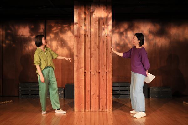 台本のない住民のリアルな声が創る劇世界　ブス会＊新作『The VOICE』開幕レポート