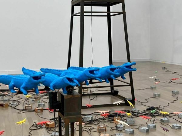 ワニが1100体超！その理由とは？ 『ワニがまわる タムラサトル』展示の様子をレポート！