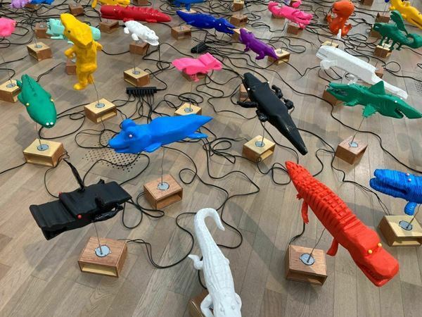 ワニが1100体超！その理由とは？ 『ワニがまわる タムラサトル』展示の様子をレポート！