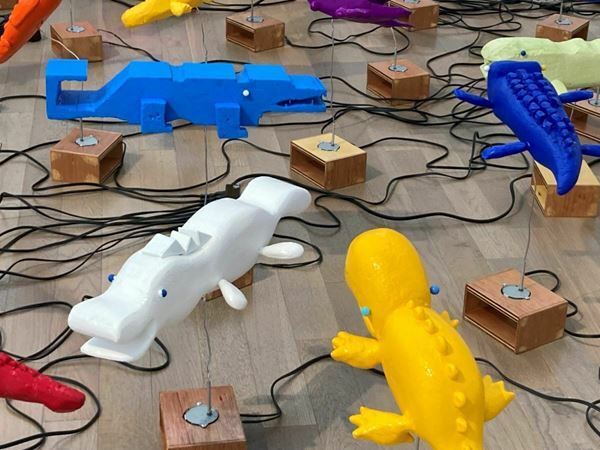 ワニが1100体超！その理由とは？ 『ワニがまわる タムラサトル』展示の様子をレポート！