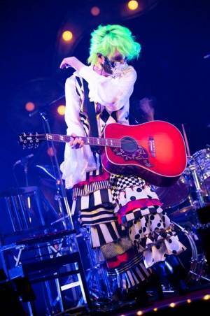 BUCK-TICKが誘った倒錯の夢幻世界、配信ライヴ『魅世物小屋が暮れてから〜SHOW AFTER DARK〜』レポート