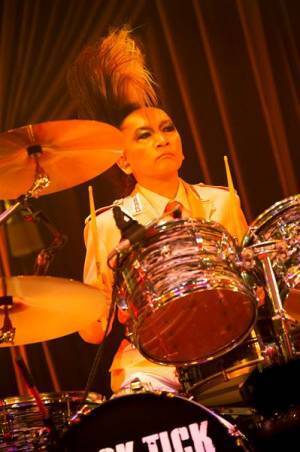 BUCK-TICKが誘った倒錯の夢幻世界、配信ライヴ『魅世物小屋が暮れてから〜SHOW AFTER DARK〜』レポート