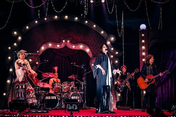 BUCK-TICKが誘った倒錯の夢幻世界、配信ライヴ『魅世物小屋が暮れてから〜SHOW AFTER DARK〜』レポート