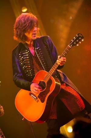 BUCK-TICKが誘った倒錯の夢幻世界、配信ライヴ『魅世物小屋が暮れてから〜SHOW AFTER DARK〜』レポート