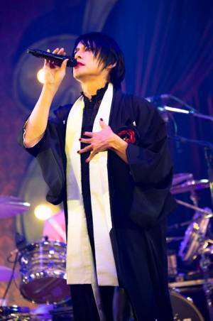 BUCK-TICKが誘った倒錯の夢幻世界、配信ライヴ『魅世物小屋が暮れてから〜SHOW AFTER DARK〜』レポート