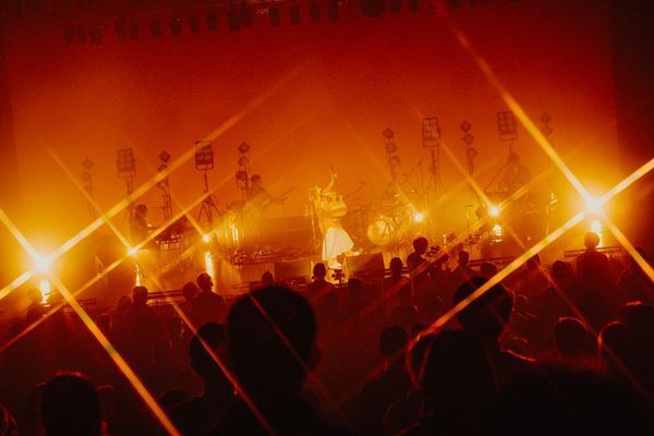 足立佳奈、8カ所9公演をまわる全国ツアー完走　タイトル未定の新曲を披露も