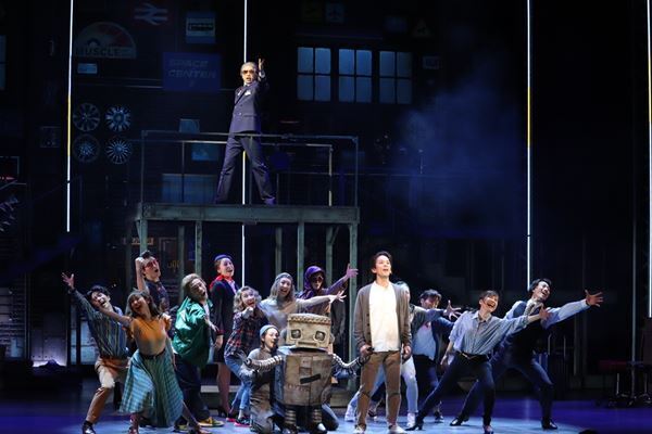 壊れかけのロボットと無気力な青年との心の交流描く 劇団四季ミュージカル『ロボット・イン・ザ・ガーデン』再び東京に