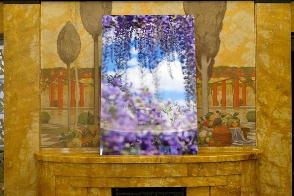 『蜷川実花　瞬く光の庭』展示風景をレポート　アール・デコ建築と“光彩色”の写真が織りなす唯一無二の空間