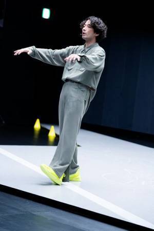 森山未來、栗原類ら出演『未練の幽霊と怪物』開幕！　演出家・岡田利規初日コメント＆舞台写真公開