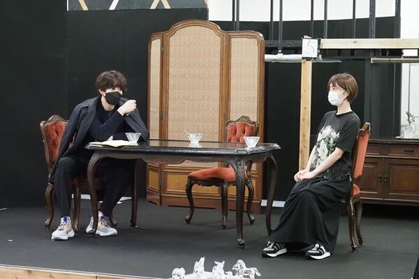 『ガラスの動物園』稽古より左から岡田将生、倉科カナ写真提供：東宝演劇部
