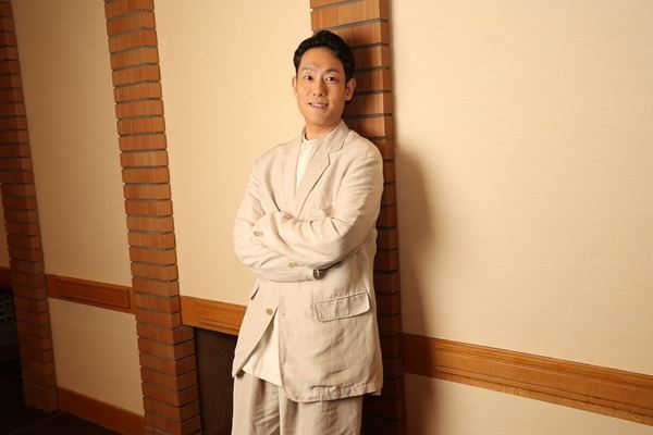 五感を揺さぶる朗読劇と銘打つ公演に、中村勘九郎が8歳の子どもになって登場。どんな驚きが待っているか！