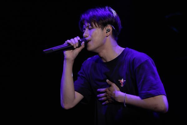 いまここにいる森崎ウィンを受け取って「MORISAKI WIN FIRST FLIGHT」ライブレポート