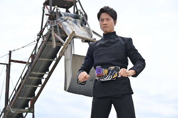 「仮面ライダーに出演するのが長年の夢だった」　『劇場版 仮面ライダーリバイス』にケイン・コスギがゲスト出演