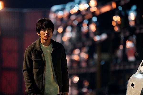 風間俊介「どうなるのか僕にも全く分からないんです」　『鳩の撃退法』謎めいた“バーのマスター・幸地秀吉”場面写真公開