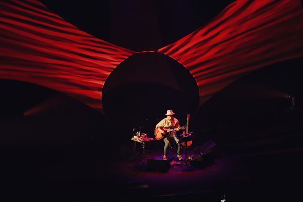 山崎まさよし、全国19カ所を回った弾き語りホールツアーを映像作品化