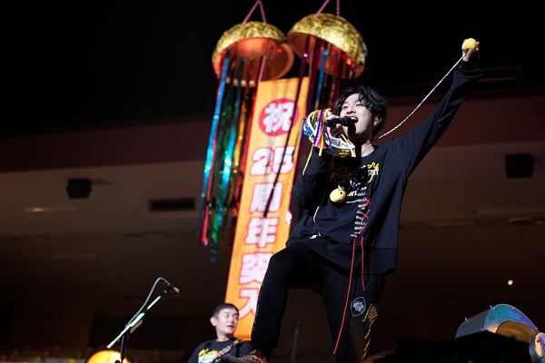 【ライブレポート】 ゆず、11年ぶりの日本武道館公演を皮切りにデビュー25周年記念イヤー突入！ ふたりだけの特別なステージで19曲を熱唱