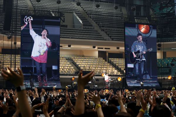 【ライブレポート】 ゆず、11年ぶりの日本武道館公演を皮切りにデビュー25周年記念イヤー突入！ ふたりだけの特別なステージで19曲を熱唱