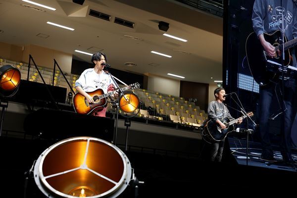 【ライブレポート】 ゆず、11年ぶりの日本武道館公演を皮切りにデビュー25周年記念イヤー突入！ ふたりだけの特別なステージで19曲を熱唱