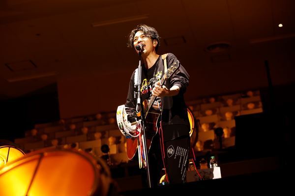 【ライブレポート】 ゆず、11年ぶりの日本武道館公演を皮切りにデビュー25周年記念イヤー突入！ ふたりだけの特別なステージで19曲を熱唱