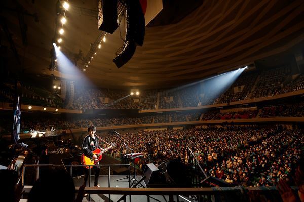 【ライブレポート】 ゆず、11年ぶりの日本武道館公演を皮切りにデビュー25周年記念イヤー突入！ ふたりだけの特別なステージで19曲を熱唱